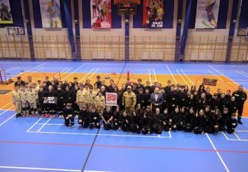 Młodzieżowe Drużyny Pożarnicze z Kryr i Rudziczki na podium Powiatowych Halowych Zawodów Sportowo-Pożarniczych