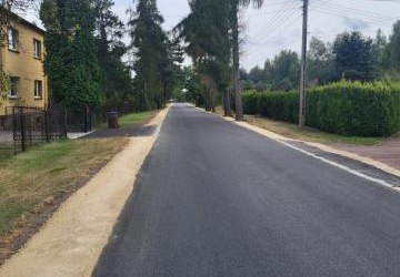 Nowy asfalt na kolejnych drogach w gminie