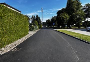 Remonty dróg w gminie Suszec: nowy asfalt na Lipowej i Napieralskiego, ekipy drogowe przeniosły się na ulicę Tęczową