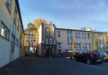 Wymiana stolarki okiennej i poprawa bezpieczeństwa pożarowego w Zespole Szkolno-Przedszkolnym w Rudziczce zakończona