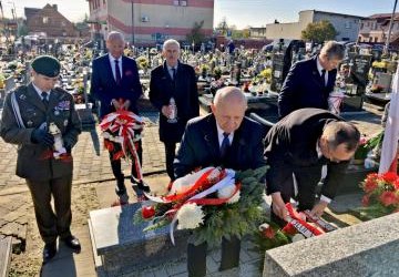 Pamięć o bohaterach. Władze Gminy, Powiatu i Województwa złożyły kwiaty na grobach zasłużonych